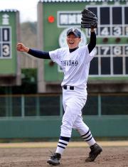最後を三振で締めて、喜ぶ袋井商の藤本