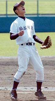 浜松市立・広瀬投手は、最後の打者を三振で締めると雄たけびを上げて喜ぶ