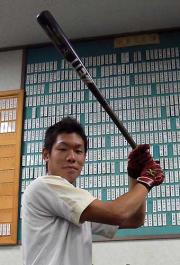 田畑は「高橋由伸」ら桐蔭学園のＯＢの名札が並ぶ前で練習を続けてきた