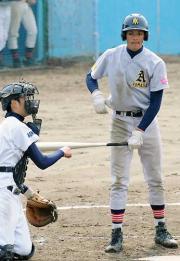 今季本格デビュー、この日初の４番となった青森山田の曲尾マイケ（右）