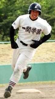4回裏無死、公式戦初本塁打を放った一関学院川原は笑顔で三塁を回る