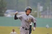 ５回裏１死満塁、青森山田・豊田が本塁打を放ちガッツポーズでホームイン