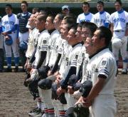 初の東北大会出場を決め、校歌を歌う久慈東ナイン