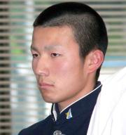 真剣な表情で組み合わせ表を見詰める古川学園の小野寺翔平主将