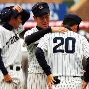 春夏連続の甲子園ならず、萩野(中央)は清原に涙で声をかける