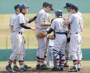 ピンチを迎え、マウンドに集まってベンチからの伝令を聞く青森山田ナイン
