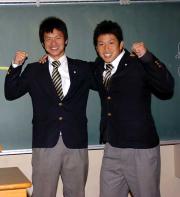 東北学院大に進学する利府・塚本投手(左)と遠藤捕手