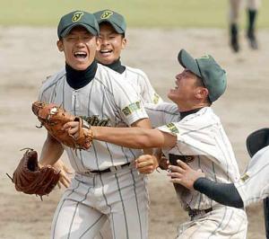 ３０年ぶりの甲子園出場を決め、抱き合う遠田一塁手（右）と佐藤亮投手