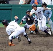 8回裏天理2死、下司の打球が東浜(背中)の足を直撃(撮影・岡本肇)