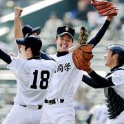 ２度目の優勝を決めて喜ぶ沖縄尚学の東浜（中央）、嶺井捕手ら