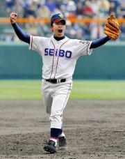 完投勝利で決勝進出を決めて、派手なガッツポーズの聖望学園・大塚