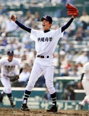 決勝進出を決めガッツポーズする沖縄尚学・東浜