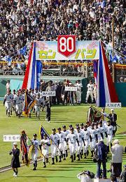 センバツの開会式で入場行進する常葉学園菊川をはじめ各校選手ら（共同）