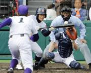 5回表沖縄尚学1死二、三塁、伊志嶺が決勝のスクイズを決める(共同)