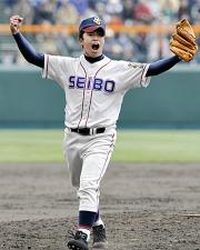 完投で決勝進出を決め、ガッツポーズする聖望学園・大塚(共同)