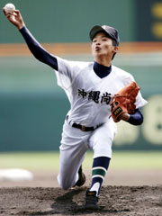 【聖望学園－沖縄尚学】決勝戦に先発し力投する沖縄尚学・東浜（共同）