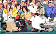 カメラマン席に飛び込んみキャッチしようとする安房佐藤（撮影・奥田泰也）
