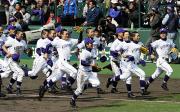 横浜を破り大喜びで応援席へ駆け出す北大津ナイン(共同)