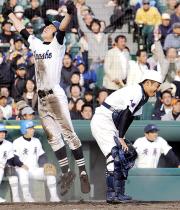 サヨナラのホームを喜ぶ宇治山田商・清水とうなだれる安房・鹿嶋(共同)