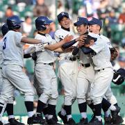 サヨナラ勝ちに歓喜する利府ナイン（撮影・倉掛優一）