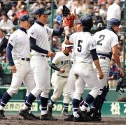 決勝進出を決めた今村(左から2人目)は笑顔でグラブタッチを交わす