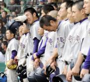 【清峰－花巻東】決勝で清峰に敗れ、涙をぬぐう花巻東ナイン（共同）