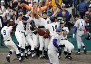 初優勝し、ガッツポーズで喜ぶ今村(中央)と駆け寄る清峰ナイン(共同)