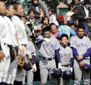 優勝した清峰の校歌を聞きながら涙をぬぐう準優勝の花巻東・菊池(中央)