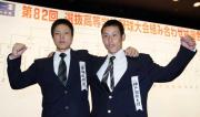 東海大相模・一二三主将（左）と神戸国際大付・岡本主将はガッツポーズ