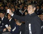選手宣誓のクジを引き当て、笑顔を見せる北照の西田明央主将(共同)
