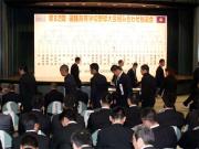 組み合わせが決定し、選手宣誓の抽選をする各校主将(撮影・上田博志)
