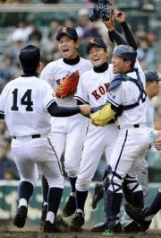 初優勝しマウンドで抱き合って喜ぶ島袋（中央）ら興南ナイン（共同）