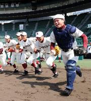 グラウンドに元気よく飛び出す嘉手納ナイン（撮影・上田博志）