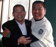 練習試合を見に来た尾藤さん（左）と河上監督