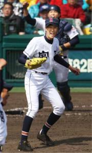 ９回、最後の打者を打ち取り喜ぶ、宮崎工の浜田投手と伊比井捕手（共同）
