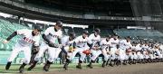 甲子園練習が始まり、グラウンドに駆けだす広陵ナイン（共同）