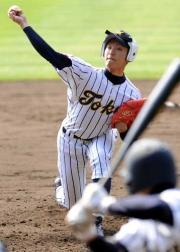 投手用ヘッドギアを装着し、甲子園のマウンドに立つ東海大相模・一二三