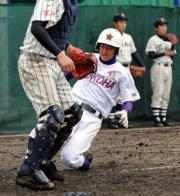 5回裏無死二、三塁、小岱の右前打で生還する稲角