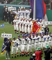 開会式で入場行進する、手前から盛岡大付、秋田商、山形中央ナイン