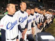 悔しそうな表情を見せる山形中央エース横山雄哉（左から２人目）らナイン
