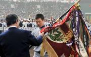 準優勝旗を返還する花巻東・佐々木主将(共同)