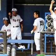 ベンチから選手に指示を送る常総学院・木内監督(中央)