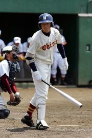5回裏桜美林2死一、二塁、代打桑田は四球を選び一塁に向かう