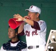 メガホンを持って指示を出す常総学院の木内監督（撮影・鈴木正人）