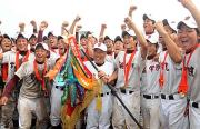 甲子園出場を決め、喜ぶ木内監督（中央）と選手たち。監督の右隣は島田