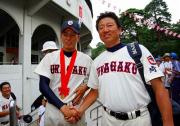 甲子園出場を決めた浦和学院・森士監督(右)は息子の大と握手