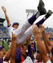 優勝し胴上げされる関東一の米沢監督