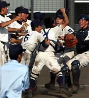 延長12回サヨナラ勝ちし喜ぶ近大付ナイン(撮影・上田博志)
