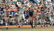 優勝した慶応ナインは大喜びで応援席に向かう（撮影・山崎哲司）