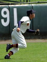 【桜美林-日大二】4回、軽快な守備を見せる桑田真樹(撮影・柴田隆二)